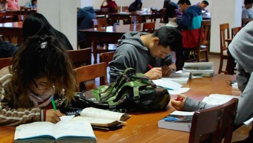 Escolares en una sala de lectura de la Gran Biblioteca Pública de Lima. Foto: BNP/Difusión.