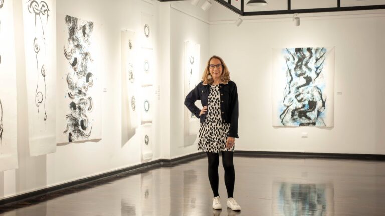 Artista Mariella Lanata expone en el Centro Cultural Peruano Japonés.