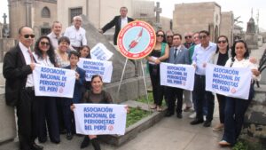 Romería de la ANP a la tumba del Amauta José Carlos Mariátegui, uno de sus fundadores.