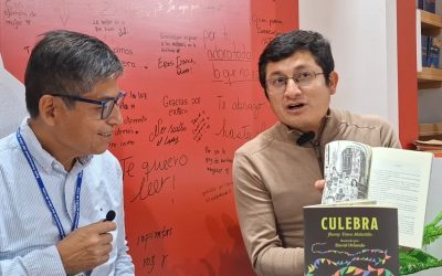 Jhemy Tineo muestra una ilustración de 'Culebra' en entrevista con Ensayo General. Foto: Captura de video.