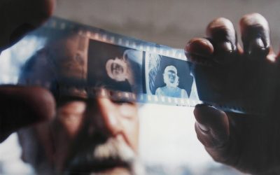 Autorretrato de Alberto Korda mirando negativos de la fotografía de Ernesto 'Che' Guevara. Foto: Difusión.
