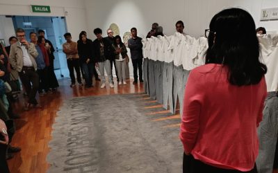 Nereida Apaza dialoga con el público de su muestra 'Lengua materna'. Foto: Ensayo General.