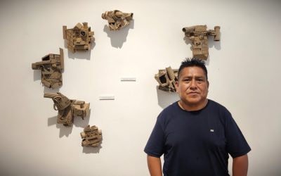 Limeño de raíces aimaras, el artista busca en el cartón la expresividad que alcanzaron las culturas preincaicas. Foto: Ensayo General.