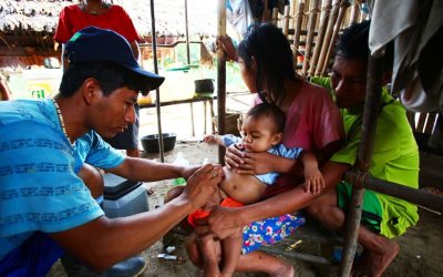 Brigadas de salud vacunan a un niño en una comunidad amazónica del Perú, como parte de los esfuerzos por recuperar la cobertura de inmunización infantil . Foto: Agencia ANDINA
