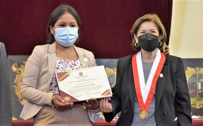 Yomira Huamán recibe el reconocimiento de la UNMSM, representada por la rectora Jeri Ramón. Foto: UNMSM.