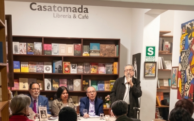El autor y los comentaristas en la presentación de  'Gato de hielo'. Foto: Francisca Huamaní.